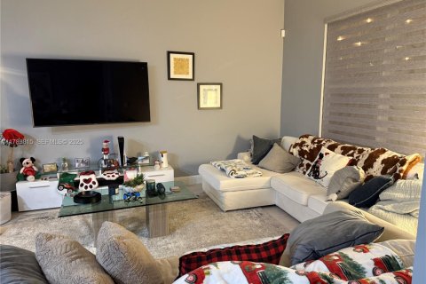 Townhouse in Pembroke Pines, Florida 3 bedrooms, 179.49 sq.m. № 1988438 - photo 4