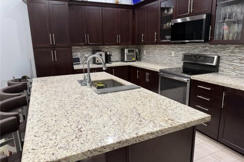 Townhouse in Pembroke Pines, Florida 3 bedrooms, 179.49 sq.m. № 1988438 - photo 15