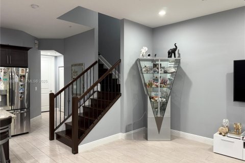 Townhouse in Pembroke Pines, Florida 3 bedrooms, 179.49 sq.m. № 1988438 - photo 7