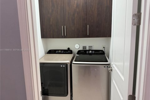 Townhouse in Pembroke Pines, Florida 3 bedrooms, 179.49 sq.m. № 1988438 - photo 24