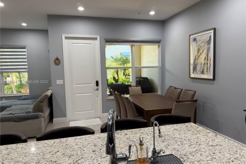 Townhouse in Pembroke Pines, Florida 3 bedrooms, 179.49 sq.m. № 1988438 - photo 13