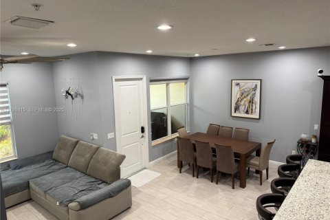 Townhouse in Pembroke Pines, Florida 3 bedrooms, 179.49 sq.m. № 1988438 - photo 8