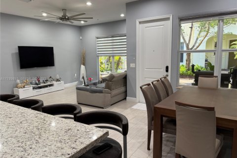 Townhouse in Pembroke Pines, Florida 3 bedrooms, 179.49 sq.m. № 1988438 - photo 12
