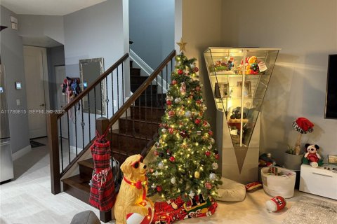 Townhouse in Pembroke Pines, Florida 3 bedrooms, 179.49 sq.m. № 1988438 - photo 6