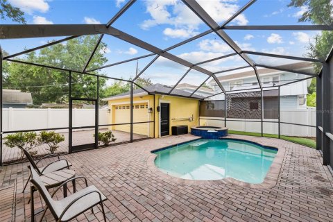 House in Tampa, Florida 5 bedrooms, 229.65 sq.m. № 2206924 - photo 4