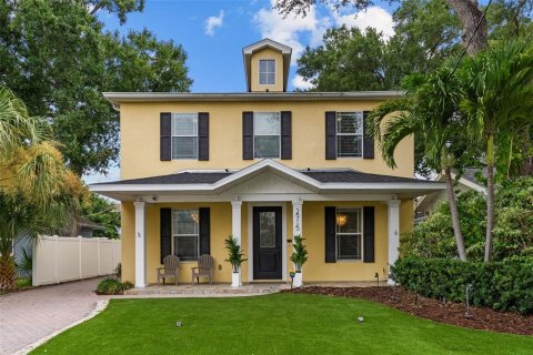 House in Tampa, Florida 5 bedrooms, 229.65 sq.m. № 2206924