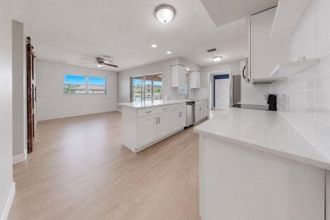 Casa en alquiler en Cape Coral, Florida, 4 dormitorios, 155.52 m2 № 2094759 - foto 11
