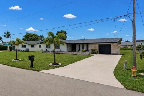 House in Cape Coral, Florida 4 bedrooms, 155.52 sq.m. № 2094759