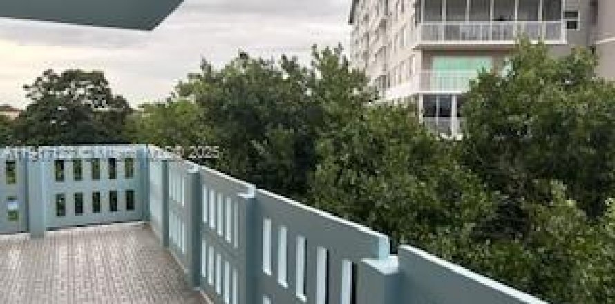 Condominio en Hollywood, Florida, 2 dormitorios  № 1974451