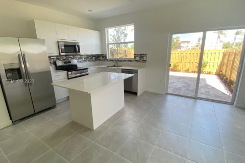 House in Miami, Florida 3 bedrooms, 123.37 sq.m. № 2152791 - photo 2