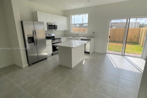 House in Miami, Florida 3 bedrooms, 123.37 sq.m. № 2152791 - photo 6