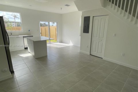 House in Miami, Florida 3 bedrooms, 123.37 sq.m. № 2152791 - photo 4