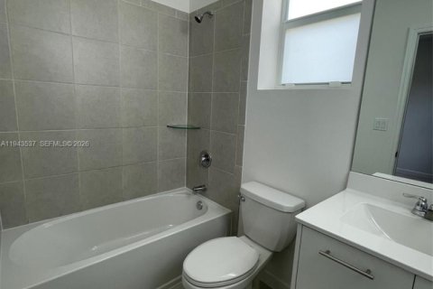 House in Miami, Florida 3 bedrooms, 123.37 sq.m. № 2152791 - photo 14