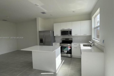 House in Miami, Florida 3 bedrooms, 123.37 sq.m. № 2152791 - photo 7