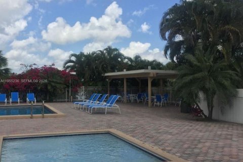 Condominio en alquiler en Pembroke Pines, Florida, 2 dormitorios, 79.34 m2 № 2010604 - foto 11