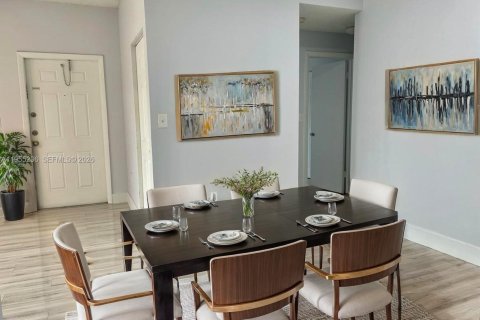 Condominio en alquiler en Pembroke Pines, Florida, 2 dormitorios, 79.34 m2 № 2010604 - foto 2