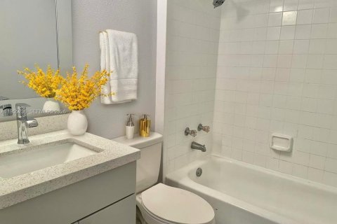 Condominio en alquiler en Pembroke Pines, Florida, 2 dormitorios, 79.34 m2 № 2010604 - foto 8