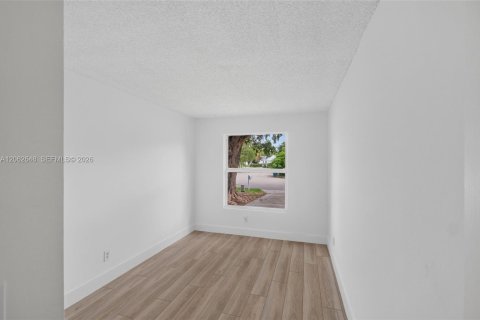 House in Florida City, Florida 4 bedrooms, 103.68 sq.m. № 2294106 - photo 23
