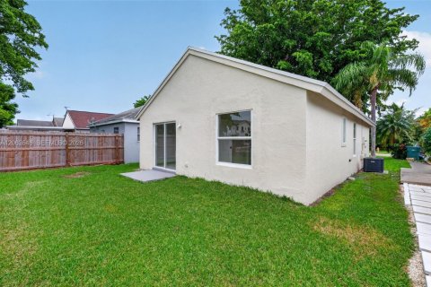 House in Florida City, Florida 4 bedrooms, 103.68 sq.m. № 2294106 - photo 27