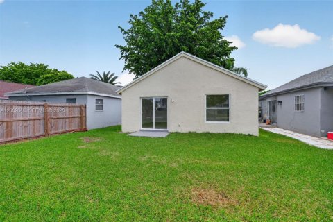 House in Florida City, Florida 4 bedrooms, 103.68 sq.m. № 2294106 - photo 28
