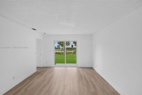 House in Florida City, Florida 4 bedrooms, 103.68 sq.m. № 2294106 - photo 7