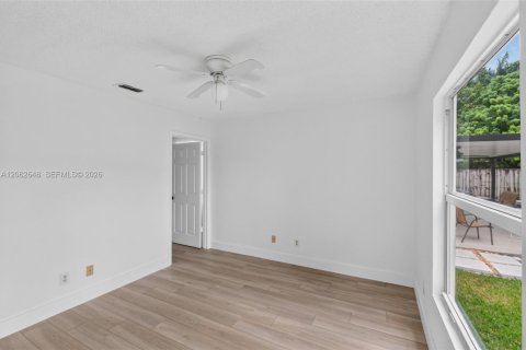 House in Florida City, Florida 4 bedrooms, 103.68 sq.m. № 2294106 - photo 12