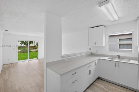 House in Florida City, Florida 4 bedrooms, 103.68 sq.m. № 2294106 - photo 3