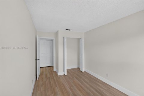 House in Florida City, Florida 4 bedrooms, 103.68 sq.m. № 2294106 - photo 24