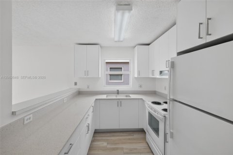 House in Florida City, Florida 4 bedrooms, 103.68 sq.m. № 2294106 - photo 8