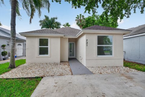 House in Florida City, Florida 4 bedrooms, 103.68 sq.m. № 2294106 - photo 2