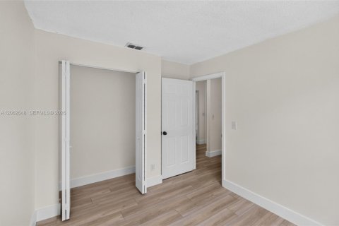 House in Florida City, Florida 4 bedrooms, 103.68 sq.m. № 2294106 - photo 19