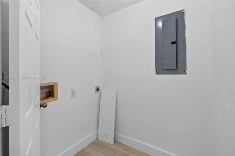 House in Florida City, Florida 4 bedrooms, 103.68 sq.m. № 2294106 - photo 25