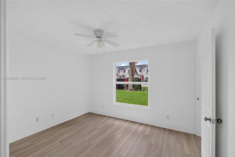 House in Florida City, Florida 4 bedrooms, 103.68 sq.m. № 2294106 - photo 14