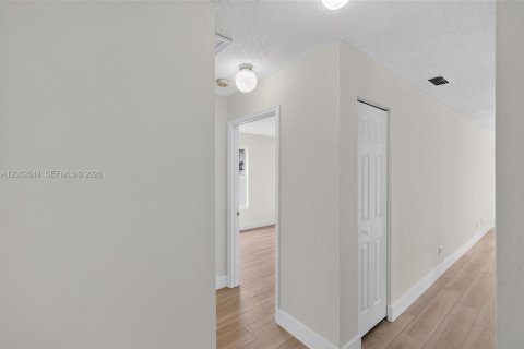 House in Florida City, Florida 4 bedrooms, 103.68 sq.m. № 2294106 - photo 16