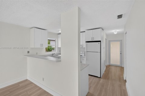 House in Florida City, Florida 4 bedrooms, 103.68 sq.m. № 2294106 - photo 9