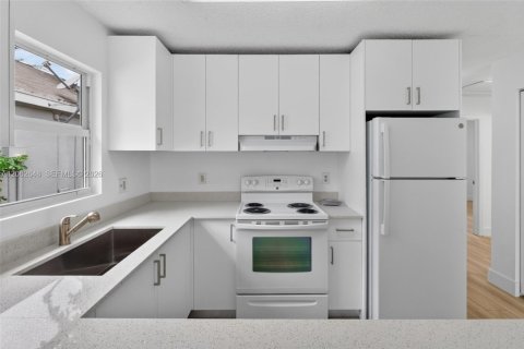 House in Florida City, Florida 4 bedrooms, 103.68 sq.m. № 2294106 - photo 10