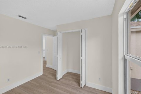 House in Florida City, Florida 4 bedrooms, 103.68 sq.m. № 2294106 - photo 21