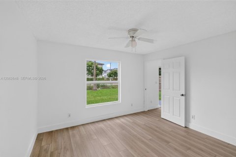 House in Florida City, Florida 4 bedrooms, 103.68 sq.m. № 2294106 - photo 17