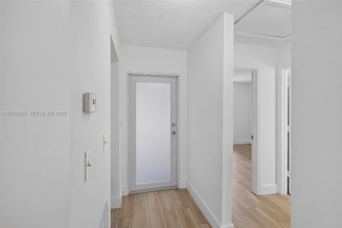 House in Florida City, Florida 4 bedrooms, 103.68 sq.m. № 2294106 - photo 11