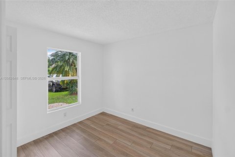 House in Florida City, Florida 4 bedrooms, 103.68 sq.m. № 2294106 - photo 22