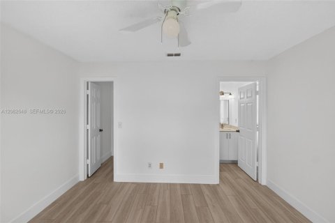 House in Florida City, Florida 4 bedrooms, 103.68 sq.m. № 2294106 - photo 18