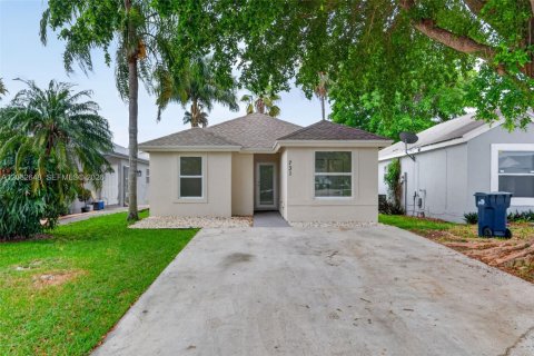 House in Florida City, Florida 4 bedrooms, 103.68 sq.m. № 2294106