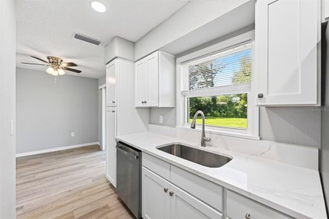 Villa ou maison à vendre à Fruitland Park, Floride: 3 chambres, 95.32 m2 № 2386027 - photo 9