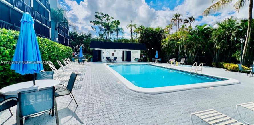 Condominio en Plantation, Florida, 2 dormitorios  № 1990573