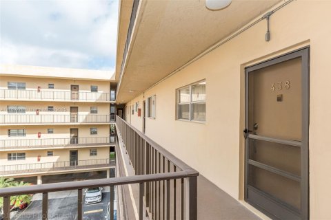 Condo in Sunny Isles Beach, Florida, 2 bedrooms  № 1867681 - photo 15