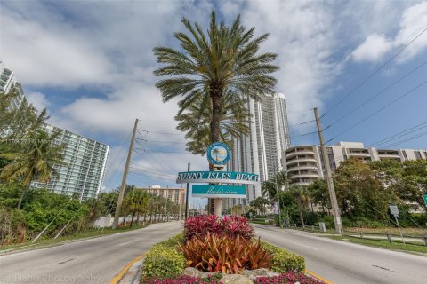 Condo in Sunny Isles Beach, Florida, 2 bedrooms  № 1867681 - photo 19