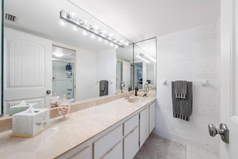 Condo in Riviera Beach, Florida, 2 bedrooms № 2240705 - photo 23
