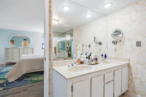 Condo in Riviera Beach, Florida, 2 bedrooms № 2240705 - photo 20