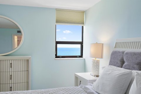 Condo in Riviera Beach, Florida, 2 bedrooms № 2240705 - photo 18