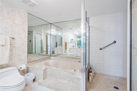 Condo in Riviera Beach, Florida, 2 bedrooms № 2240705 - photo 19
